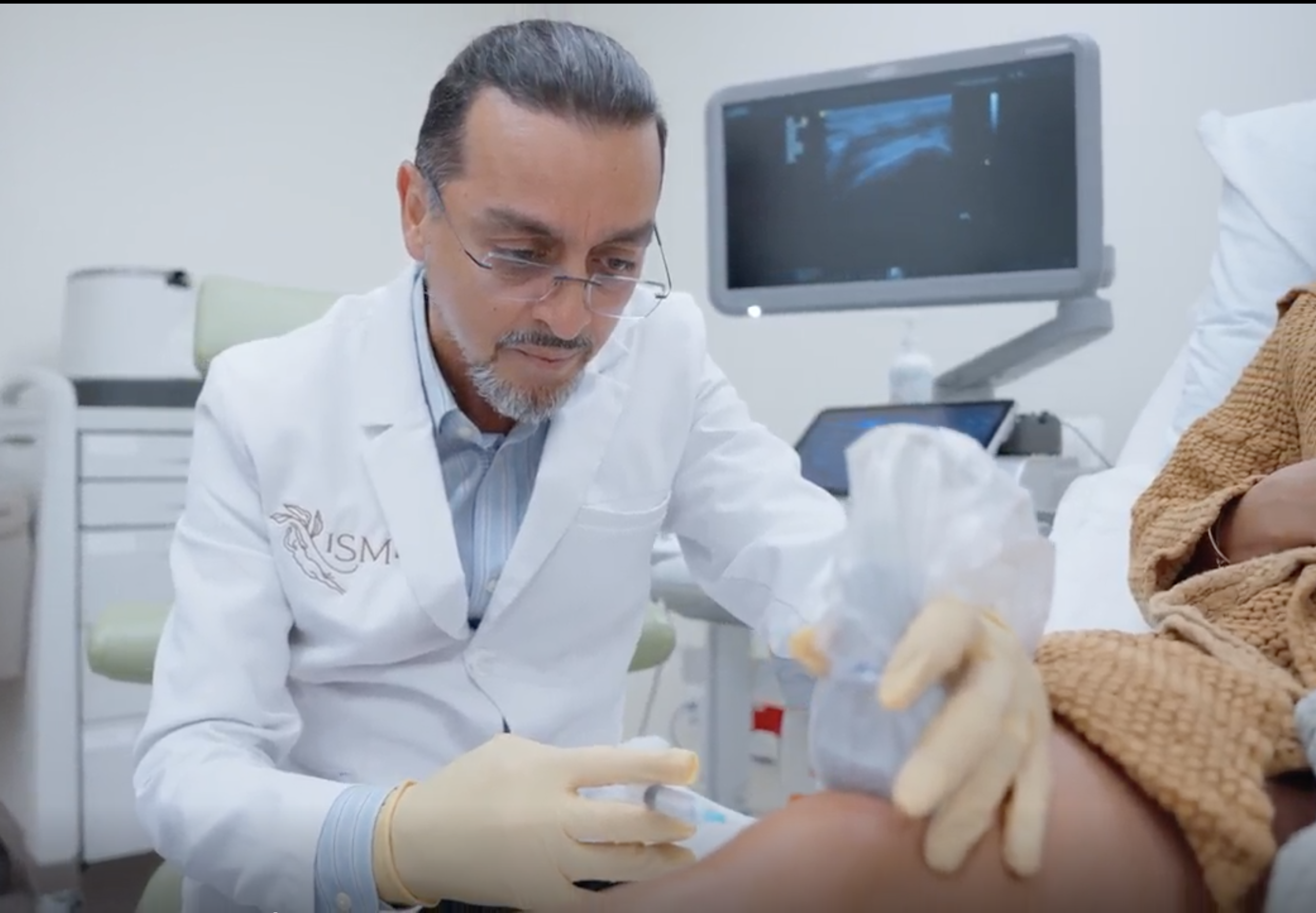 Dr. Khashy performing a real-time ultrasound-guided cortisone injection at ISMI private pain clinic in Montreal